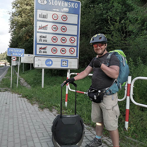 Seba al terminar su expedición de 850 km de norte a sur de Polonia, 2019